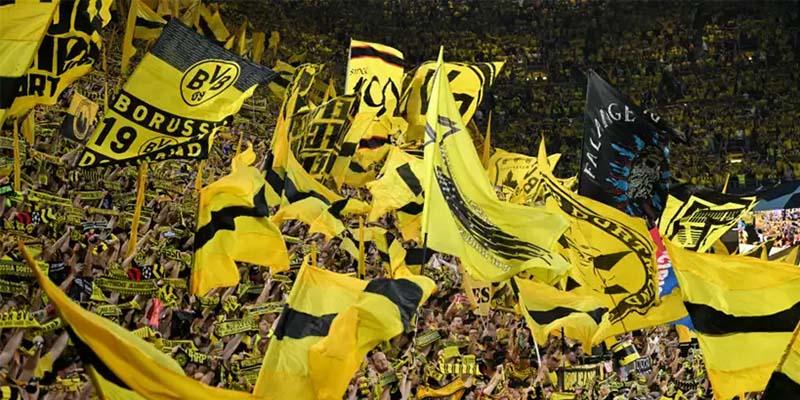 Buc-tuong-vang-noi-tieng-tai-Signal-Iduna-Park